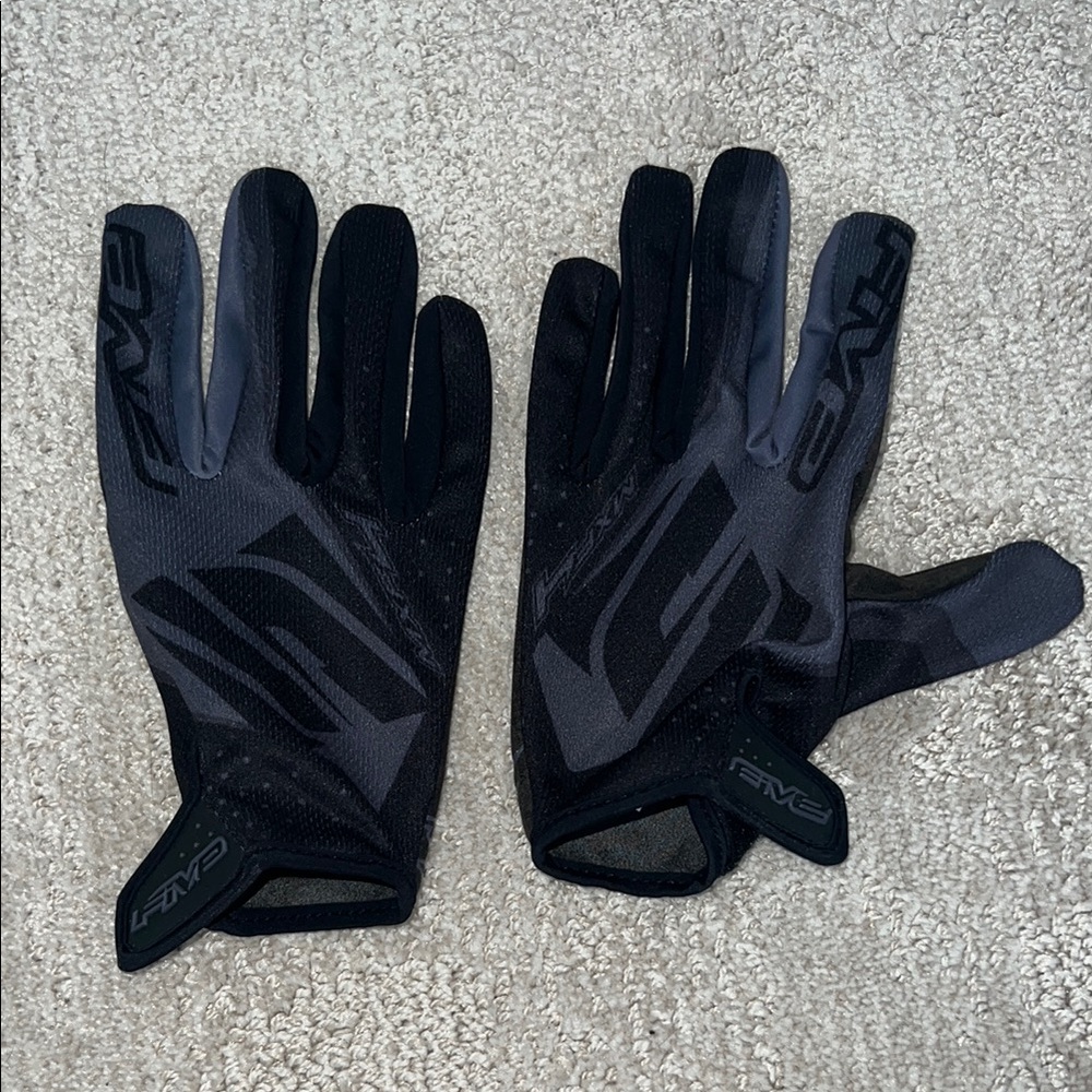 Advanced Black and Gray Men's Gloves